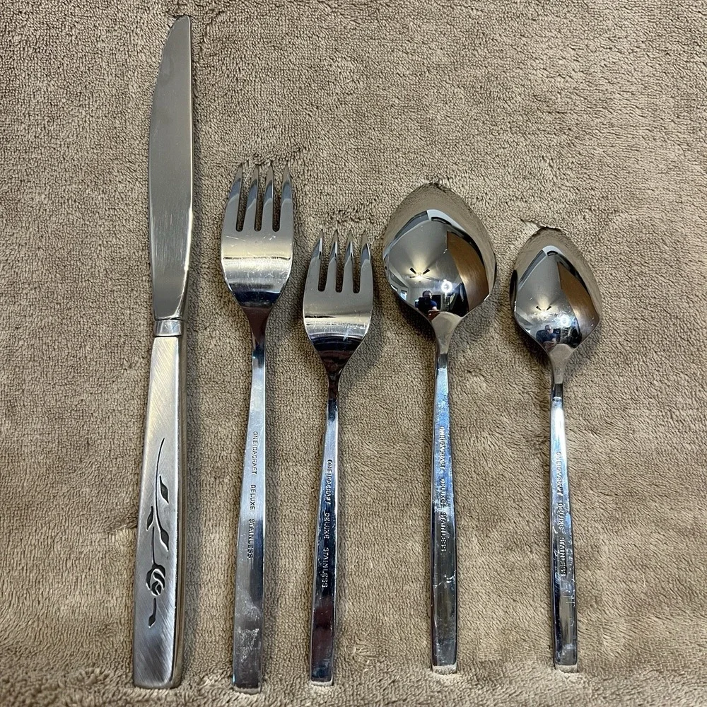 Vintage Oneidacraft Flatware Deluxe Stainless Capistrano Roses‎ 5 Piece Service